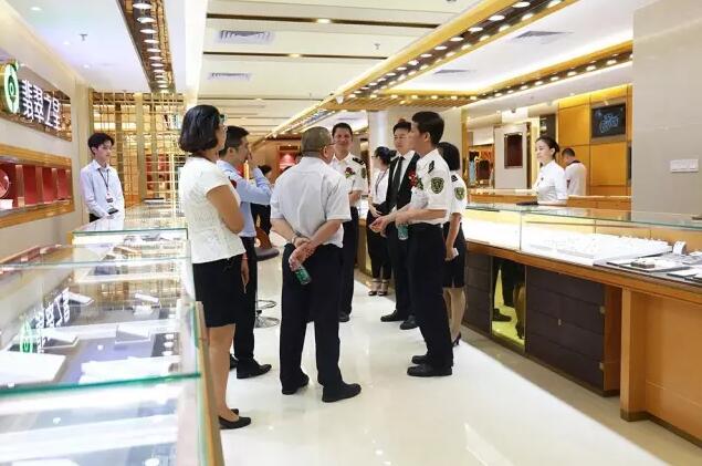 今后,水贝片区的珠宝检测服务将多了一个国家级、专业化的检测中心。8月26日上午,国家质量监督检验检疫总局国家珠宝检测重点实验室、深圳出入境检验检疫局珠宝玉石检测中心(以下简称检测中心)开业揭牌仪式在金雅福黄金珠宝交易中心三楼成功举行,标志着检测中心经过一年的周密筹备,正式对外推广运营。 深圳出入境检验检疫局珠宝玉石检测中心前台 深圳出入境检验检疫局副局长赵新柳等相关领导,以及金雅福集团董事长黄仕坤、金雅福黄金珠宝交易中心总经理任燕敏出席揭牌仪式。 此次检测中心落地田贝并入驻金雅福黄金珠宝交易中心三楼,